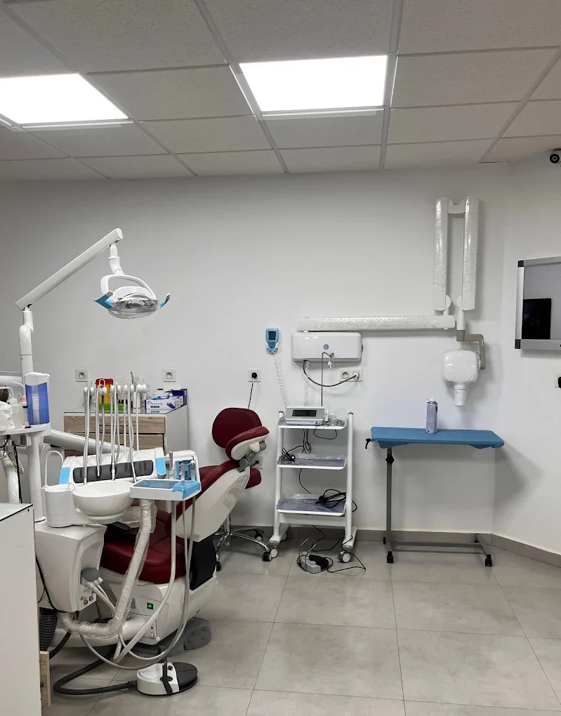 La salle de soins, avec le fauteuil dentaire